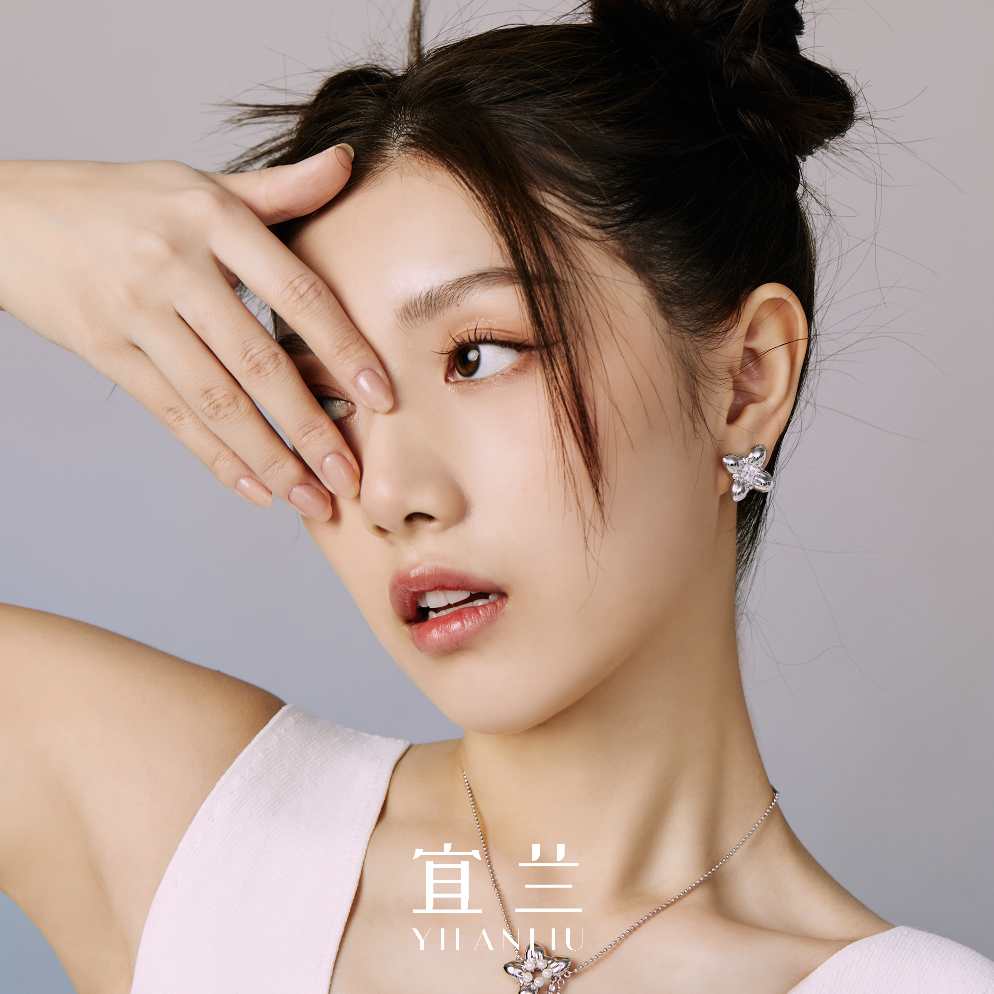宜兰珠宝幸运花耳钉克莱因蓝骨瓷白金银耳饰女小众时尚可爱花朵