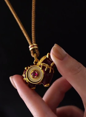 本命年转运罗盘红色小马项链女款