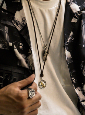 古叔的着麂皮绳铜项链