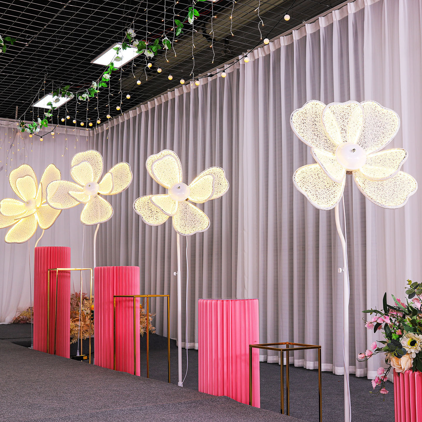 婚庆婚礼花瓣牡丹花发光路引灯t台铁艺场景布艺背景布置摆件舞台,淘宝优惠券,粉丝福利购,淘宝优惠卷