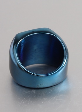 欧美个性26个英文首字母钛钢戒指男复古朋克方形18mm蓝色潮男