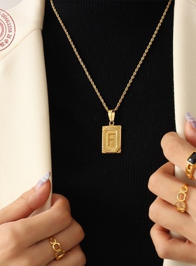 摩天轮法式设计款26字母方牌吊坠锁骨链钛钢镀18k金厂家饰品