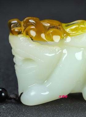和田玉俏色糖白玉貔貅把玩件
