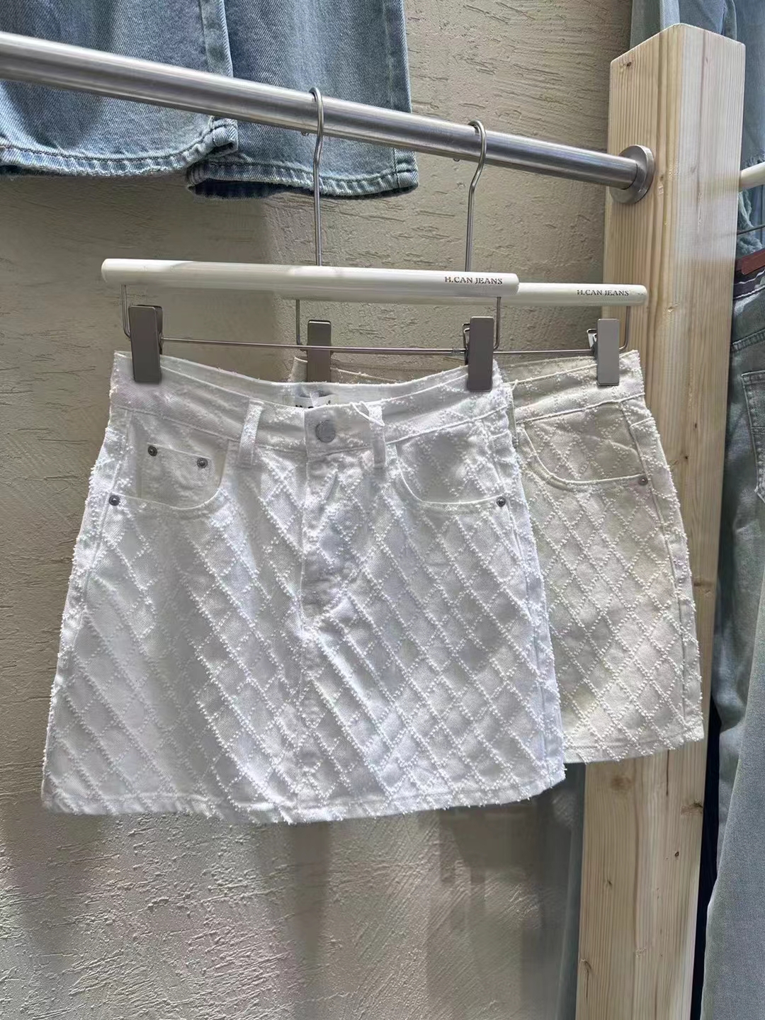 十三行新款1169米白奶杏短裙面料设计感夏季高腰包臀半身裙子