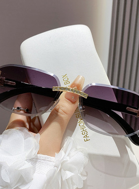 2025新款CAR卡家跨境奢华镶钻无框时尚太阳镜拍照旅游马蹄扣墨镜