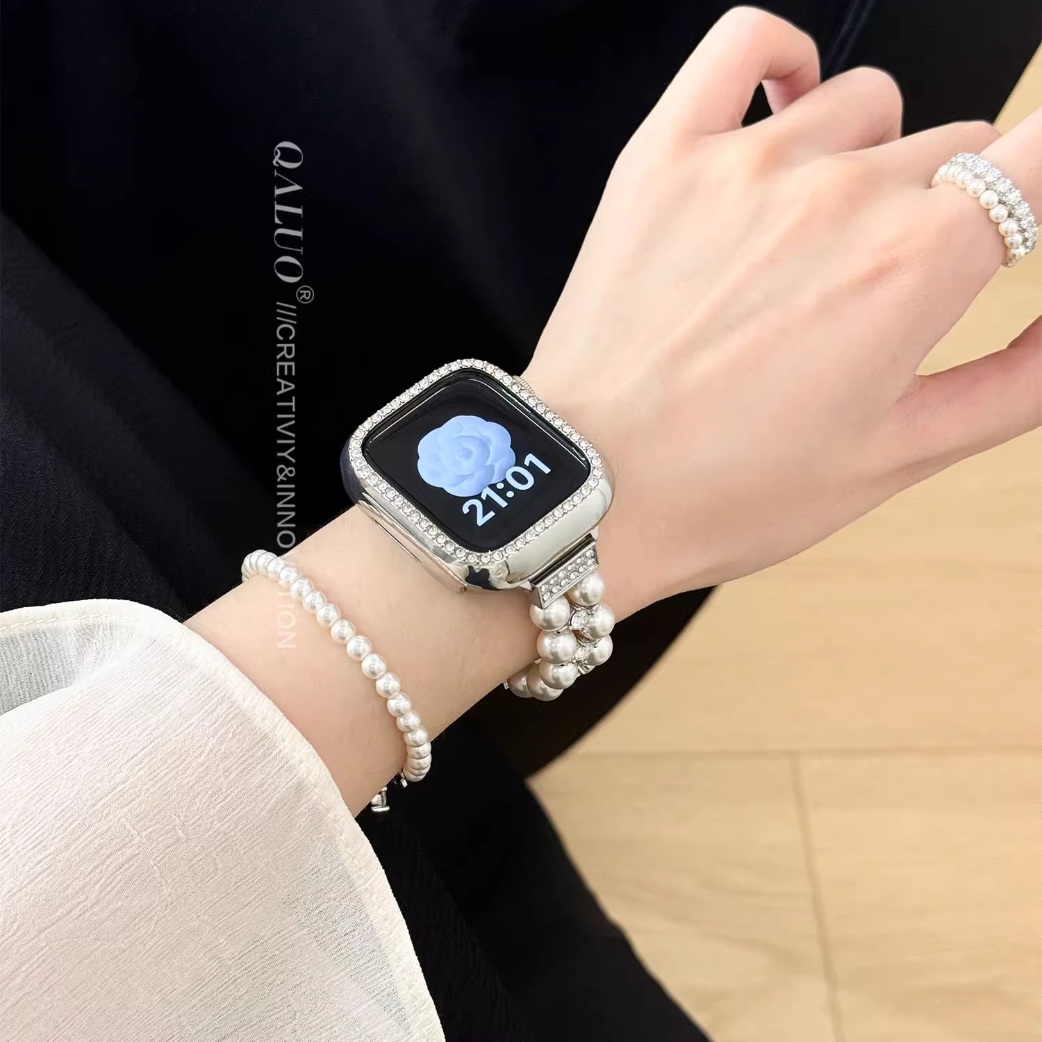 QALUO新款小香风仿珍珠表带适用apple watchS11/S10表带iwatch9苹果手表se/8/7/6/5/4代41/45mm金属高级女生 - 图2