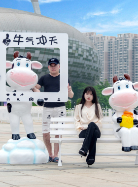 玻璃钢卡通奶牛雕塑发光景区装饰