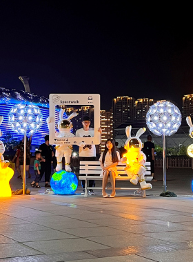 玻璃钢卡通太空兔雕塑装饰吸引人