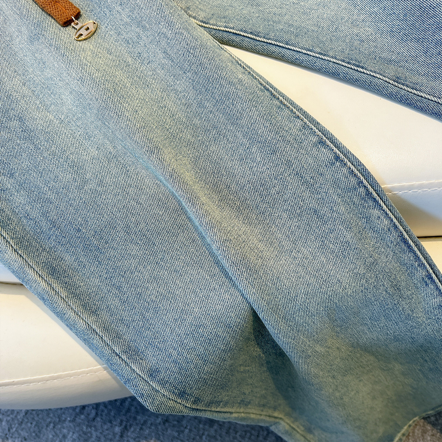 今年流行爆款高腰宽松阔腿牛仔裤女2025秋季新款设计感直筒破洞裤,淘宝优惠券,粉丝福利购,淘宝优惠卷