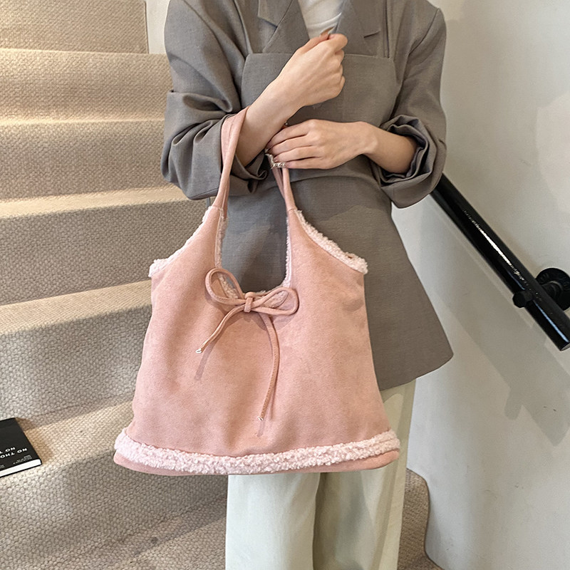 手拎时尚粉色水桶包女2024秋冬新款复古百搭大容量单肩包通勤女包,淘宝优惠券,粉丝福利购,淘宝优惠卷