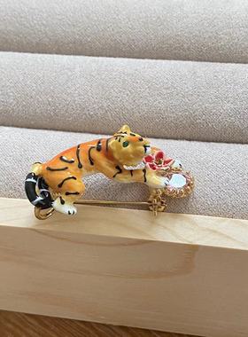 珐琅女老虎与粉钻花朵胸针项链