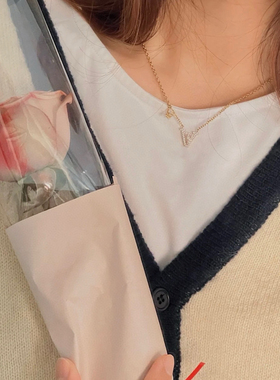 W原创钟楚曦同款刘亦菲字母V镶钻项链经典百搭气质小花吊坠锁骨链