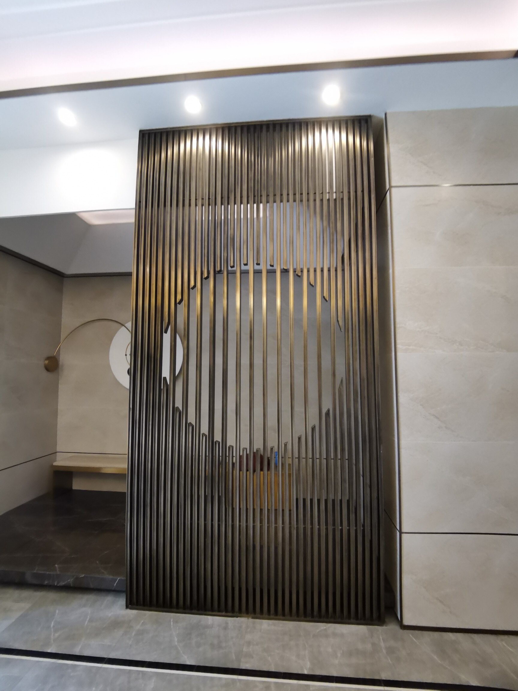 售楼部不锈钢屏风酒店大堂隔断轻奢镂空金属格栅花格背景墙装饰