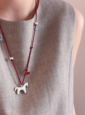 小众设计高级感时髦小马造型红色编绳项链女新中式复古毛衣链颈链