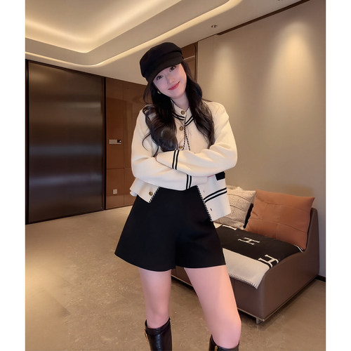 大李plus“醋酸混纺短裤”黑金双排扣高腰百搭短裤-SD601684 - 图1