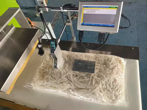 Полностью автоматическая речная упаковочная машина сухой мокрый кожа рисовая лапша свежая лапша подушка с пакетами.