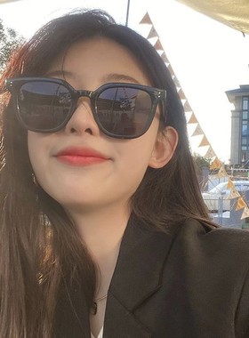 2022年新款方形简单粗框墨镜