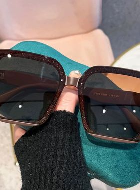 闪光墨镜街拍凹造型高级感女方形