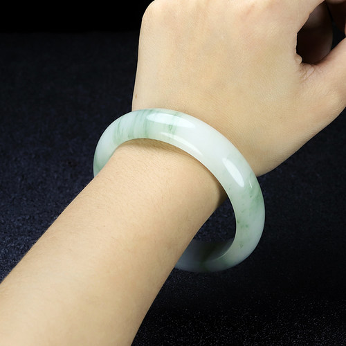 天山翠手镯女金丝玉佘太翠玉镯子宝石光扁条翡翠色飘花玉镯子手环 - 图1