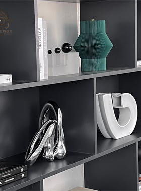 现代样板间书架装饰品软装柜子展示架书柜纸雕水滴饰品双反相机