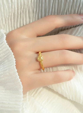 新款戒指女轻奢超闪方糖镶嵌黄钻