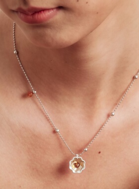 茶系列花形锤纹琥珀项链