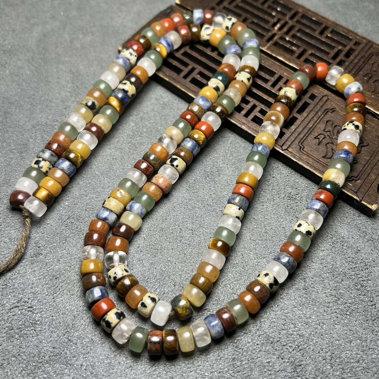 Antiques and miscellaneous natural crystals and semi-precious stones, straight-cut old-style wheel beads, spacers, beads, loose beads, bracelet materials and accessories
