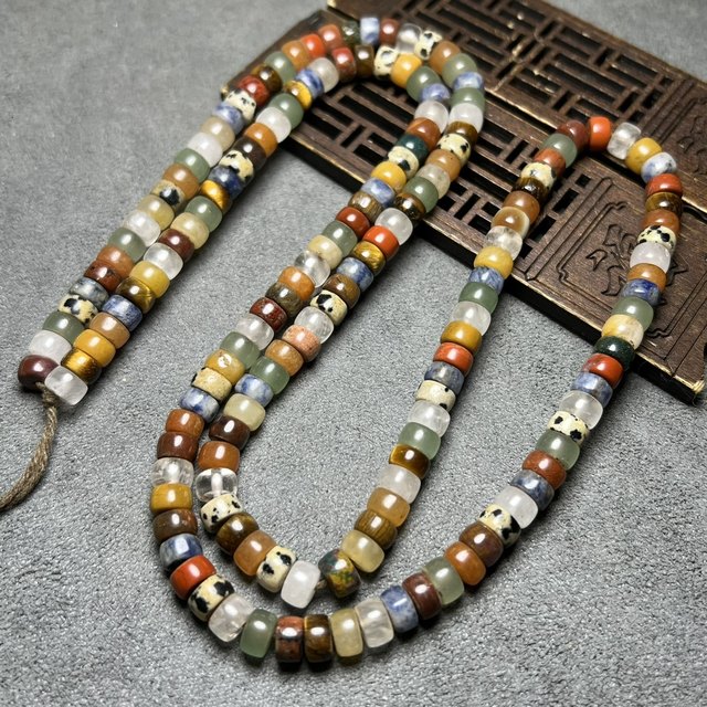 Antiques and miscellaneous natural crystals and semi-precious stones, straight-cut old-style wheel beads, spacers, beads, loose beads, bracelet materials and accessories