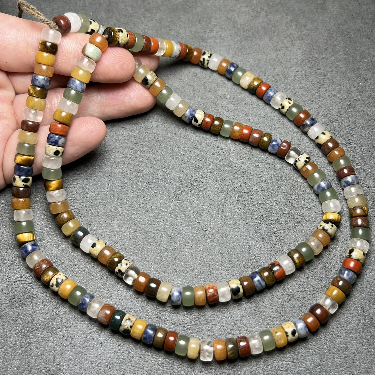 Antiques and miscellaneous natural crystals and semi-precious stones, straight-cut old-style wheel beads, spacers, beads, loose beads, bracelet materials and accessories