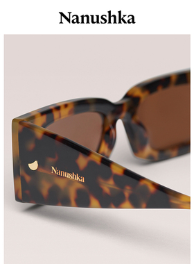 女士太阳眼镜Nanushka时尚方形