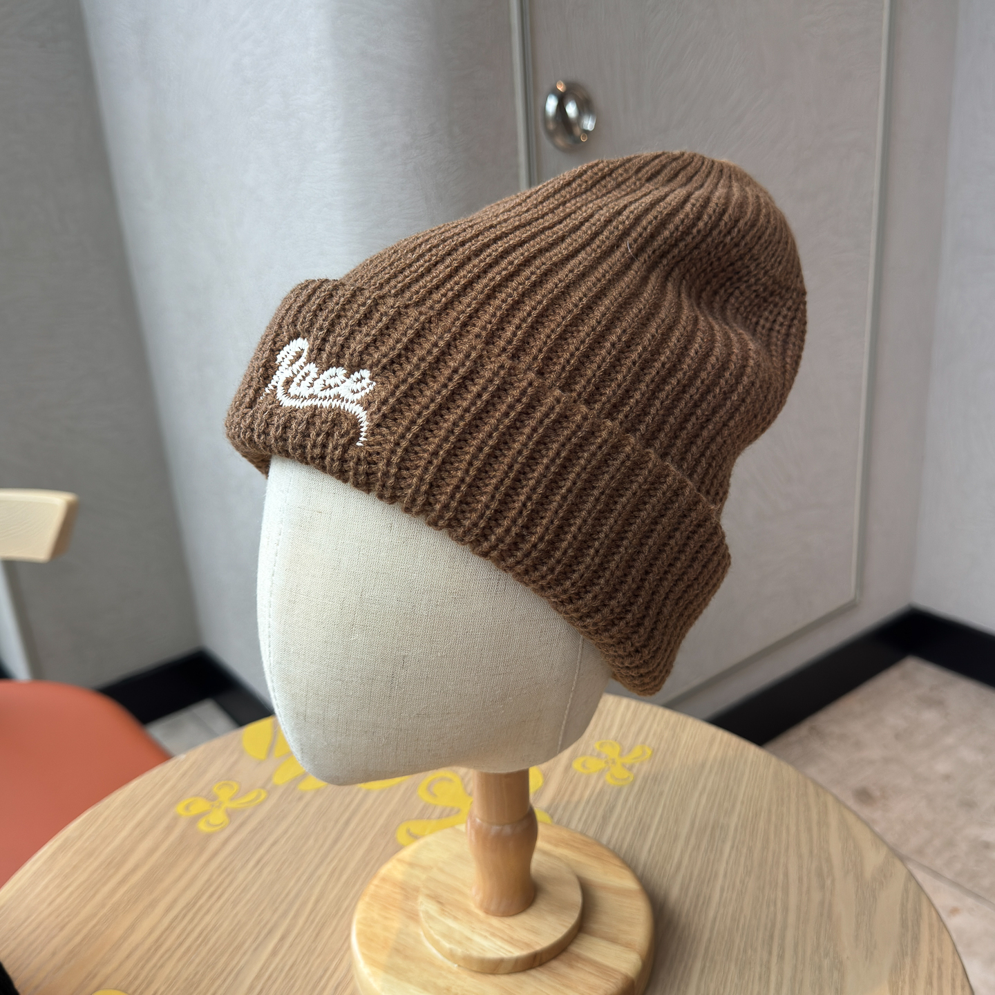 韩版新款字母刺绣酒红针织帽子女保暖护耳学生潮牌百搭包头毛线帽 - 图1