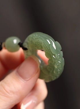 和田玉貔貅平安扣吊坠本命年女