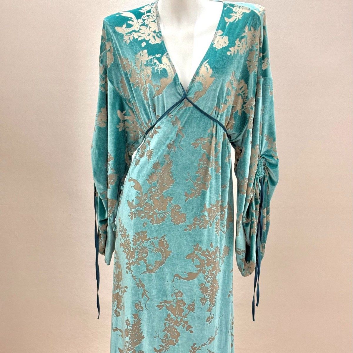 国风新中式老钱风烧花丝绒V领长款连衣裙女轻奢慵懒高级感家居服,淘宝优惠券,粉丝福利购,淘宝优惠卷