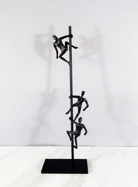 简约现代黑色金属攀爬人物雕塑创意摆件样板间玄关桌面装饰品