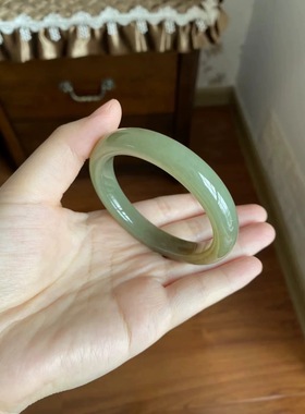 和田玉带糖色手镯 精工料子温润细腻 颜色清新 古色古香