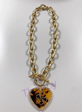 树脂豹纹爱心坠短项链GUESS打标