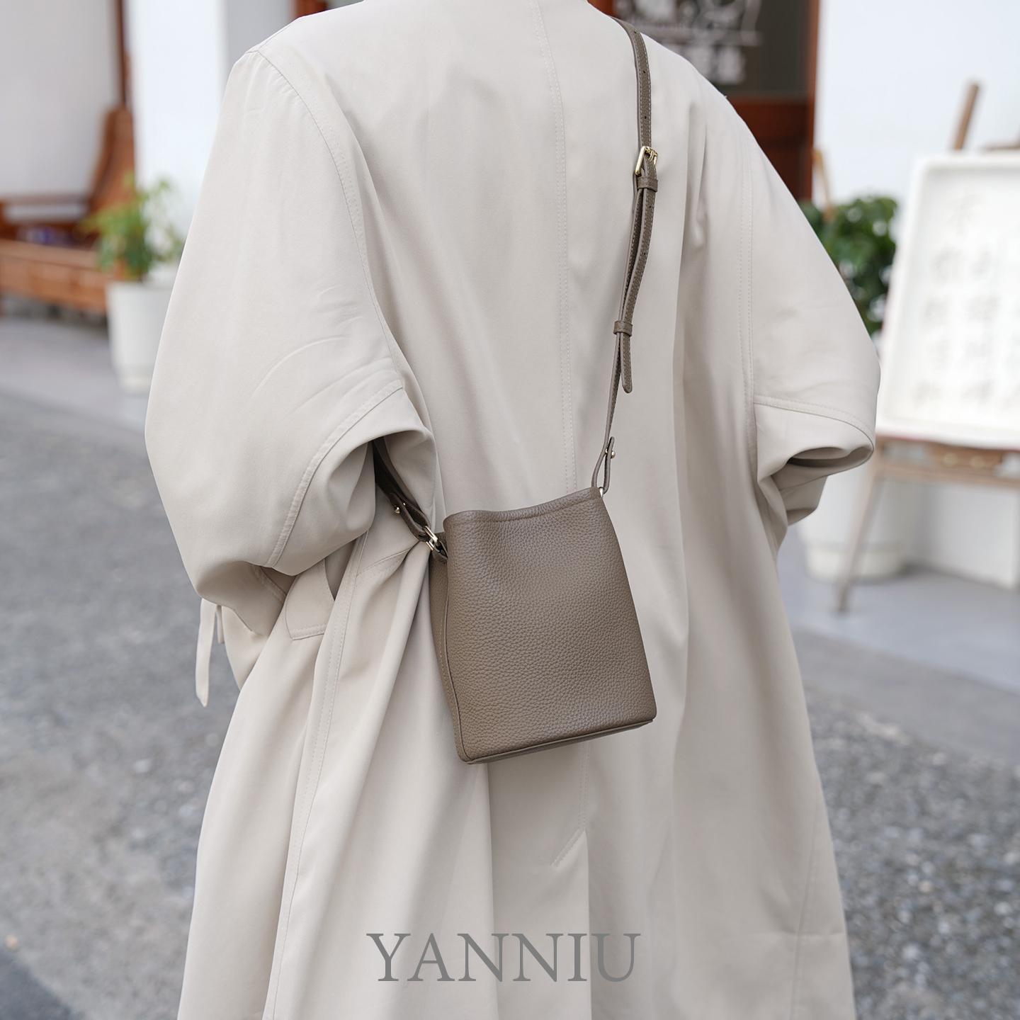 岩牛TC纹真皮手提水桶小包2025新款小众轻奢高级感斜跨软皮女款包 - 图0