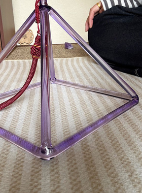 紫色天然水晶金字塔冥想三脚架