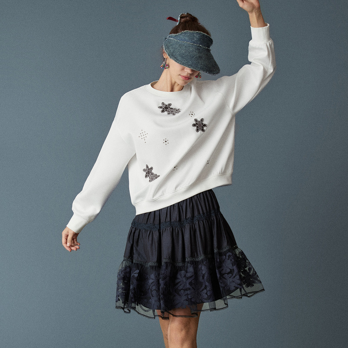 HUI卉空气层玉梅补花绣花纹镶钻落肩袖钉珠圆领卫衣2026春季新款,淘宝优惠券,粉丝福利购,淘宝优惠卷