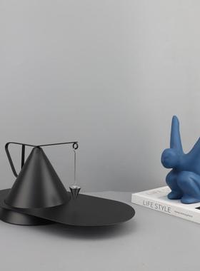 现代简约抽象金属平衡艺术蓝色小飞人树脂摆件客厅卧室家居装饰品