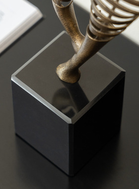 高级感抽象镂空马头马年高档摆件