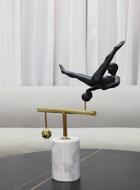 欧式轻奢大理石单杠运动员人物摆件客厅玄关电视柜展厅家居装饰品