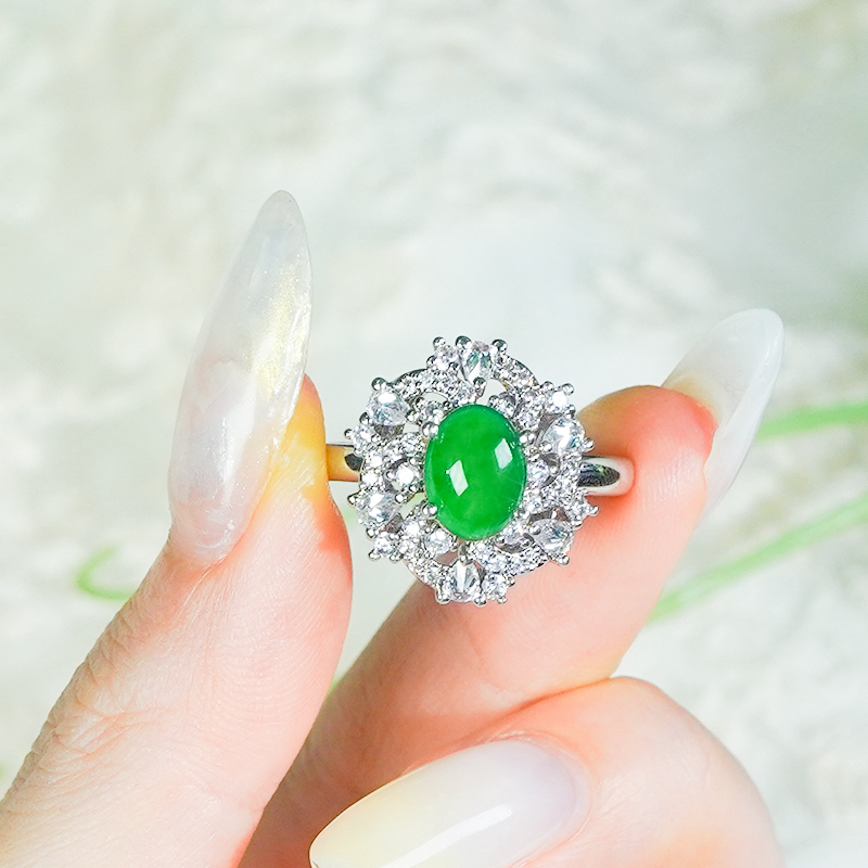 Natural jade A-grade inlaid fashionable green cabochon jade ring is elegant and exquisite