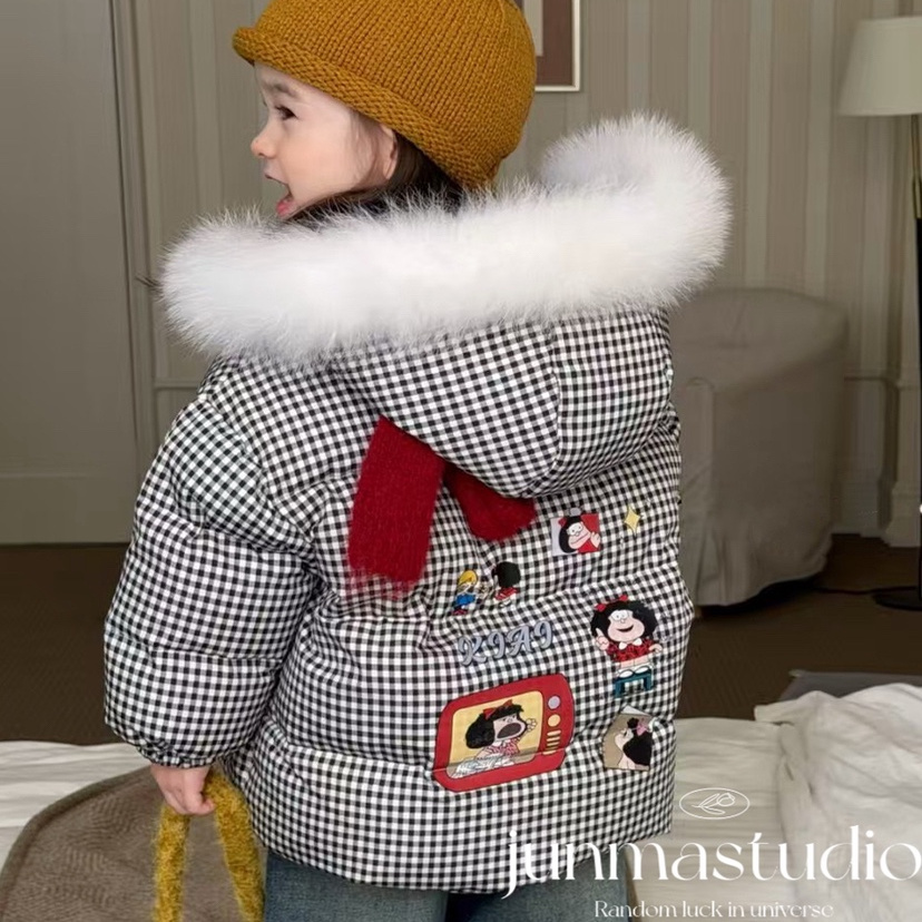 品牌童装女童宝宝儿童冬装大毛领连帽格子羽绒服牛角扣白鸭绒外套 - 图3
