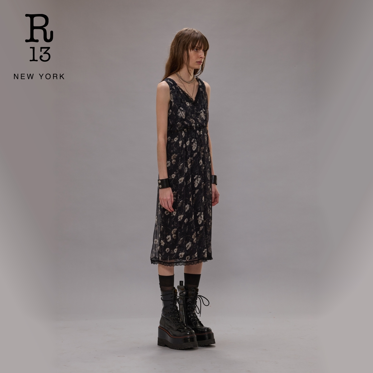 R13 2025秋冬系列 V领复古印花中长款连衣裙 - 图1
