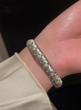 意式织金闪钻手链高级质感复古老钱绸缎光泽手镯2026轻奢时尚