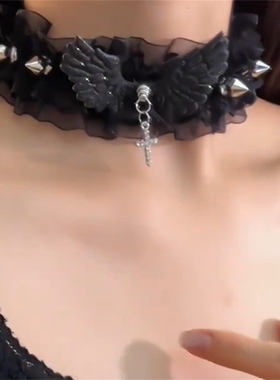 黑色十字架翅膀蕾丝项圈女