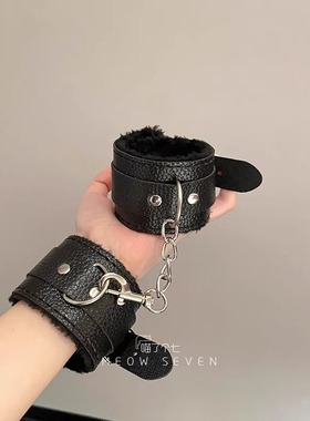 手铐手镯加厚加绒皮质女道具玩具情侣脚镣脚链不伤手拍照辣妹学生