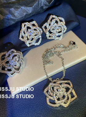 琚小姐镂空精美玫瑰花项链