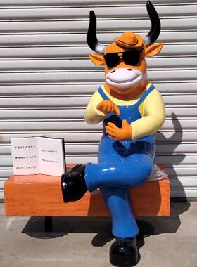 卡通雕塑看书牛汉堡牛玻璃钢大型摆件商场牛肉火锅店门口引流装饰